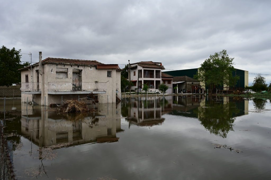 Κραυγή αγωνίας στο Documento από δεκάδες εγκλωβισμένους στην Αγία Τριάδα Καρδίτσας: «Έφυγαν τα ελικόπτερα, ανεβαίνει το νερό»