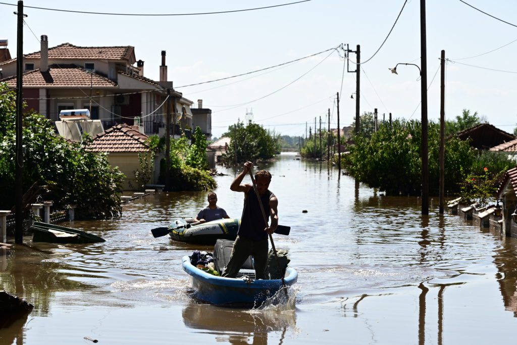 Βυθισμένη στα λασπόνερα η Θεσσαλία: Παραμένουν εγκλωβισμένοι κάτοικοι σε χωριά – Κομμένη στα δύο η χώρα (Photos)