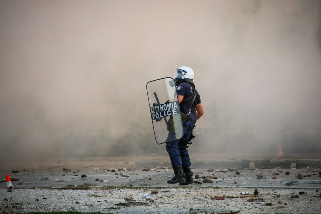 Λάρισα: Αστυνομικός πιέζει με γκλομπ τον αυχένα ανθρώπου που διαμαρτυρόταν για την καταστροφή (Video)