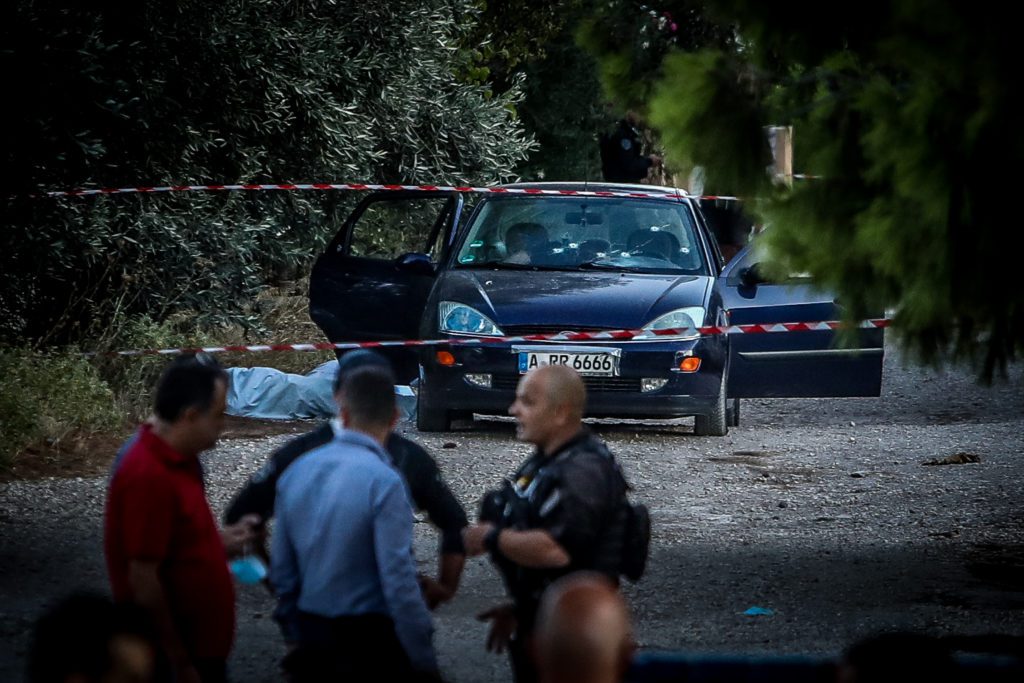 Μακελειό στην Αρτέμιδα: Βρέθηκε πιστόλι σε κοντινή απόσταση από το σημείο της δολοφονίας