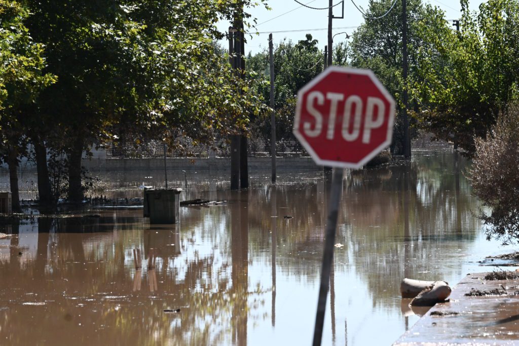 Πλημμύρες: Πρώτες μηνύσεις από κάτοικους της Φαρκαδώνας – Καταγγελία για το σπάσιμο του φράγματος Επινέα