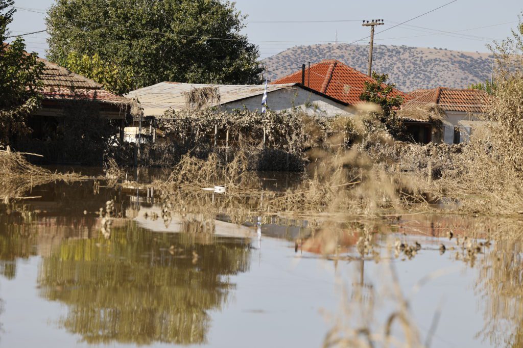 Πλημμύρες: «Ξέραμε από το 2018 ότι η Θεσσαλία έχει πολύ μεγάλη τρωτότητα» – Τι λέει πολιτικός μηχανικός (Video)