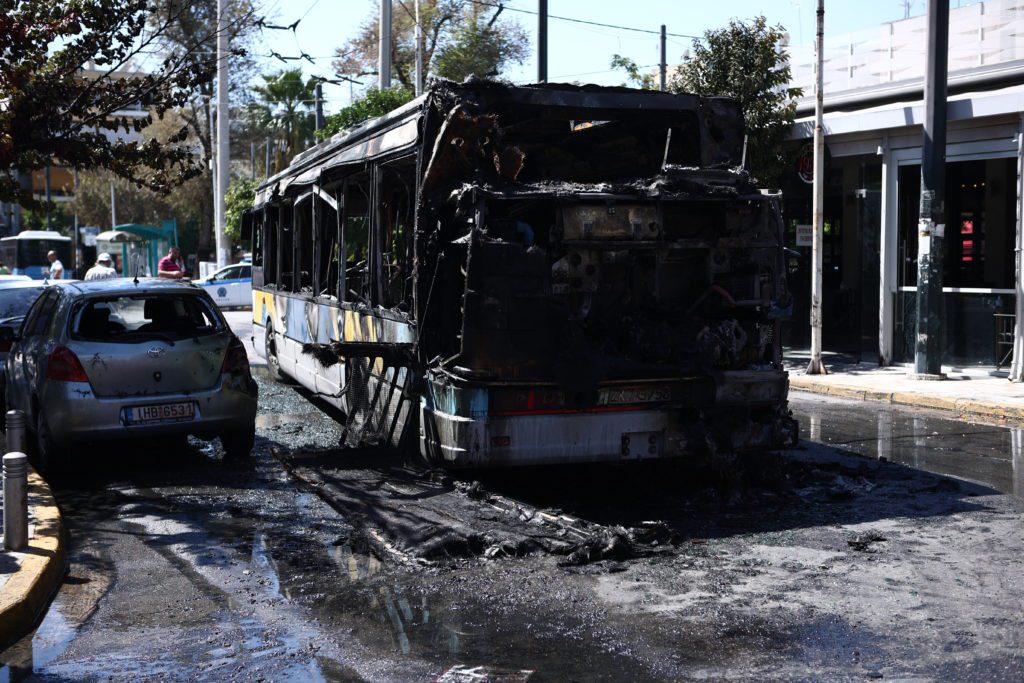 Φωτιά σε λεωφορείο στην πλατεία του Ρέντη – Τι απαντά η ΟΣΥ  (Video)