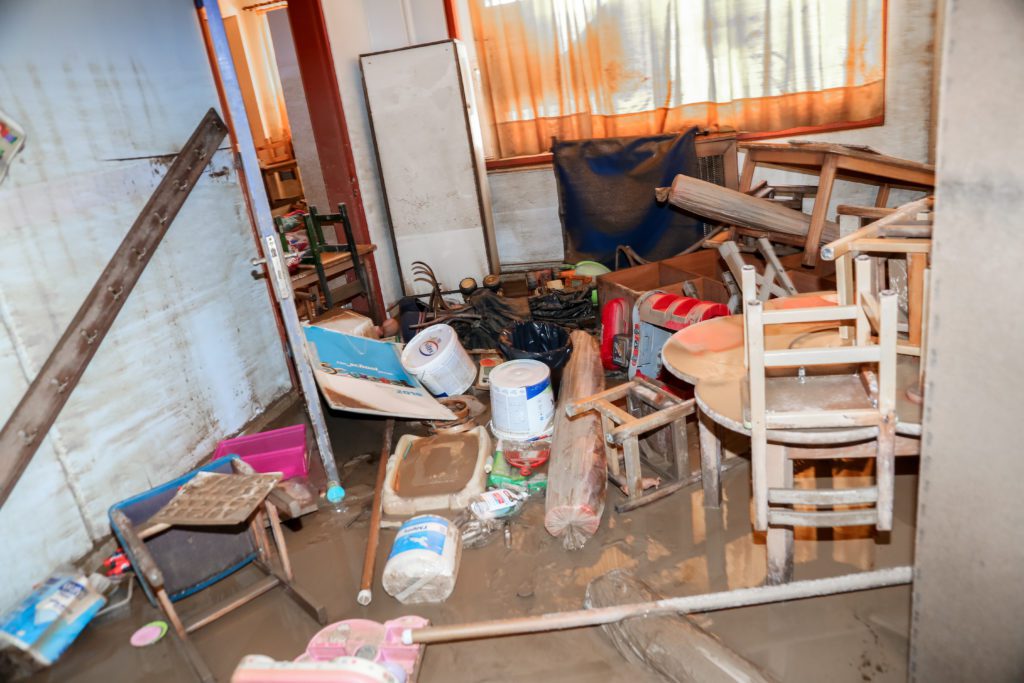 Πλημμύρες: 20.545 αιτήσεις αρωγής – Αποκαρδιωτικές εικόνες σε σχολείο της Λάρισας (Photos)
