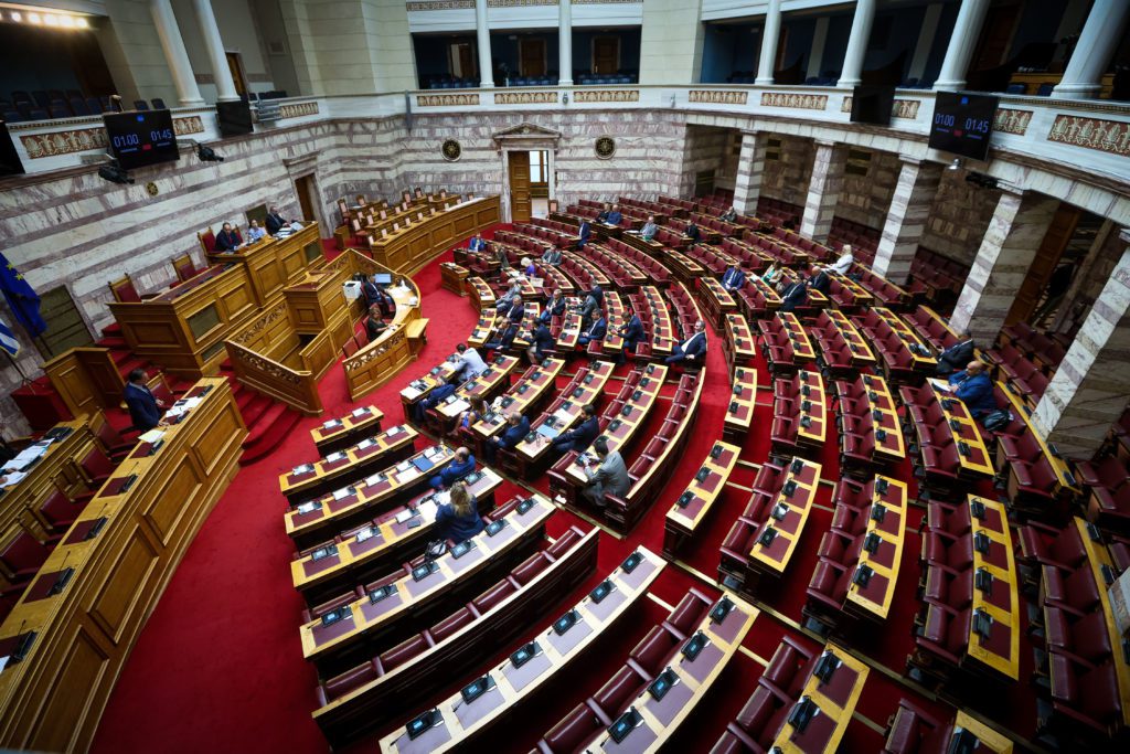 LIVE: Η συζήτηση στη Βουλή για το αντεργατικό νομοσχέδιο της κυβέρνησης Μητσοτάκη – Σήμερα η ψηφοφορία