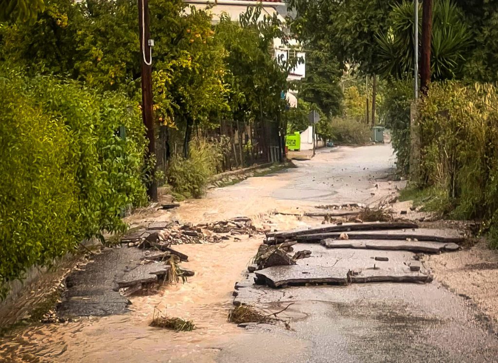 Κακοκαιρία «Elias»: Δραματικές εικόνες από τη Βόρεια Εύβοια – Οι δρόμοι σκεπάστηκαν από τη λάσπη (Photos – Videos)