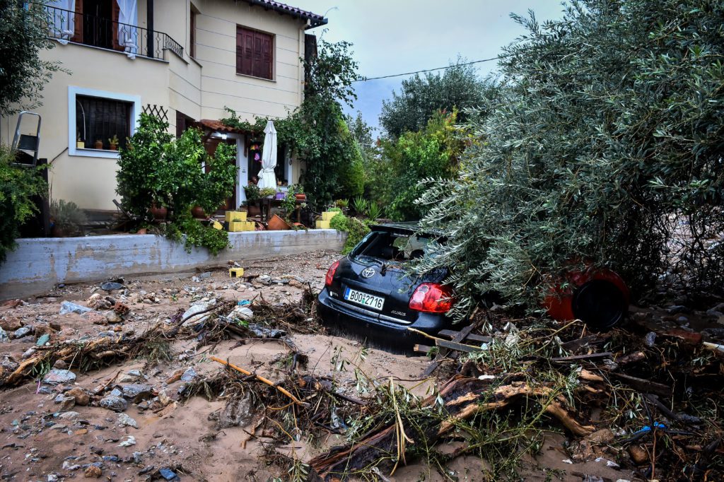 Εικόνες καταστροφής ξανά στον Βόλο: Χείμαρροι λάσπης κατάπιαν ΙΧ και περιουσίες – Οχήματα του στρατού, βάρκες και… ψάρια στους δρόμους