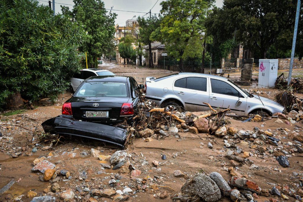 Εικόνες απόλυτης καταστροφής σε Έυβοια και Βόλο: Πλημμύρισαν σπίτια, ΙΧ χάθηκαν στις λάσπες (Photos-Video)