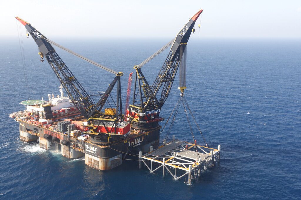 Αίγυπτος: Δίνει άδειες έρευνας για πετρέλαιο στη Μεσόγειο και σε ρωσική εταιρεία