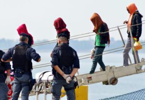Η Ιταλία ζητά από τους αιτούντες άσυλο να πληρώσουν 5.000 ευρώ για να αποφύγουν την κράτηση!
