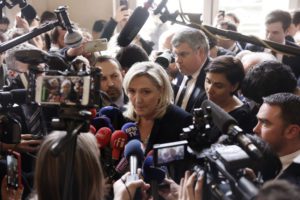 Γαλλία: Παραπομπή της Μαρίν Λεπέν ζητεί ο εισαγγελέας