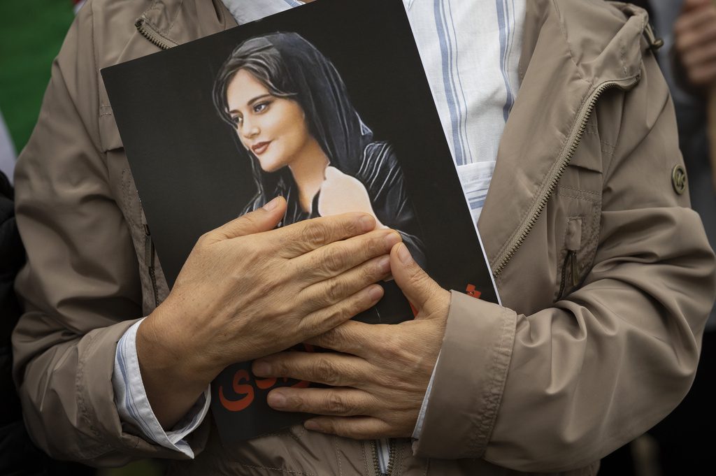 Ενας χρόνος από τη δολοφονία της Μαχσά Αμίνι στο Ιράν – Διαδήλωση Ιρανών στις Βρυξέλλες