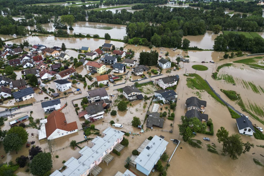 Η Σλοβενία φορολογεί τις τράπεζες μετά τις πλημμύρες ενώ ο Μητσοτάκης τις αφήνει στα… υπερκέρδη τους