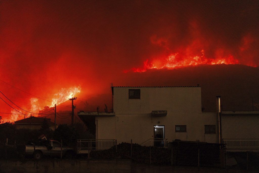 Ανεξέλεγκτη για 14η ημέρα η πυρκαγιά στον Έβρο – Φόβοι ότι θα κάψει και το υπόλοιπο δάσος της Δαδιάς (Video)