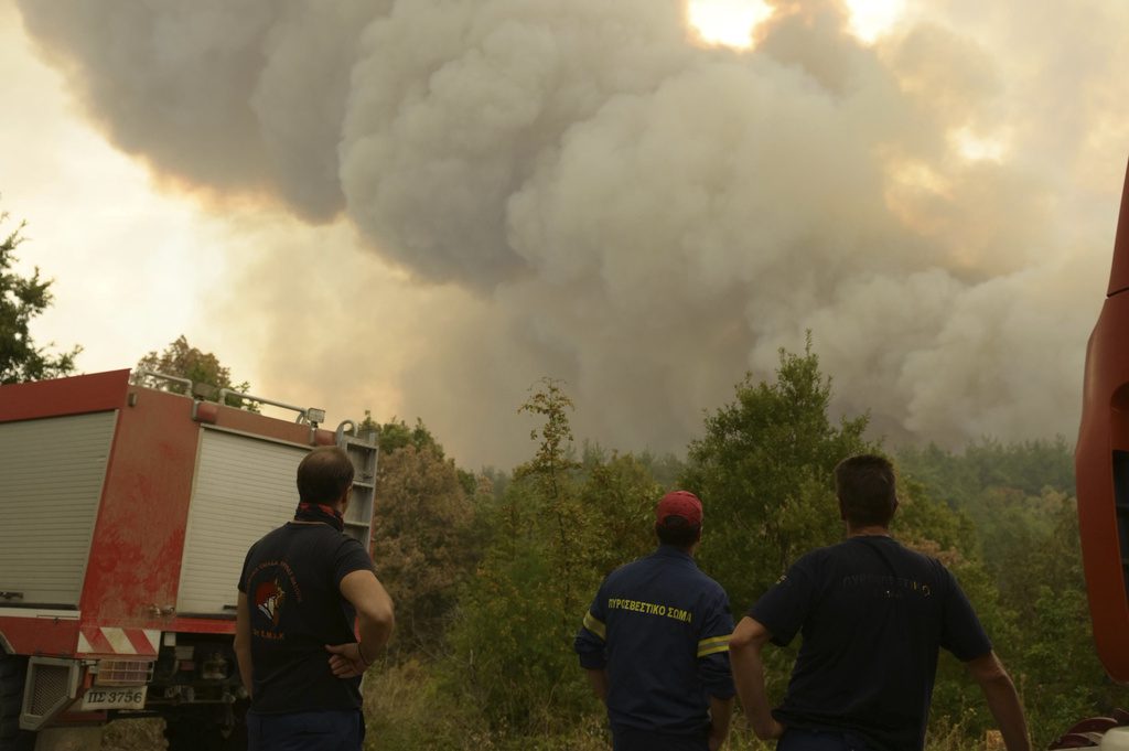 Πύρινη κόλαση στον Έβρο: Η φωτιά καίει τον μικρό πυρήνα του δάσους της Δαδιάς (Video)