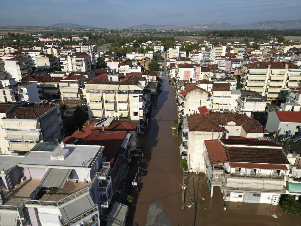 Πλημμύρες στη Λάρισα: Μήνυμα του 112 για εκκένωση του Αγίου Θωμά