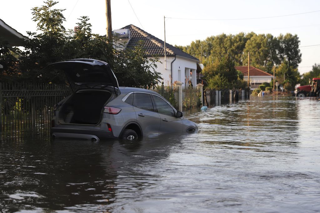 Λάσπη και απόγνωση στη Θεσσαλία: 15 νεκροί, 2 αγνοούμενοι-«Καμπανάκι» για τη δημόσια υγεία (Photos – Video)