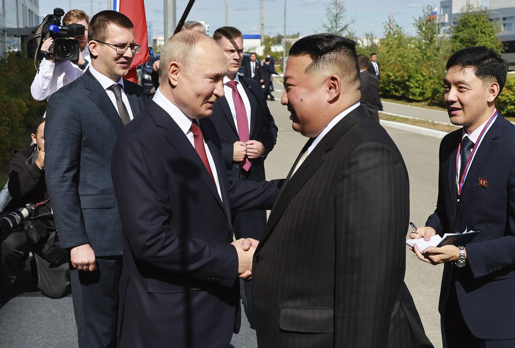 «Χαίρομαι που σας βλέπω» – Η θερμή χειραψία του Πούτιν με τον Κιμ Γιονγκ Ουν (Photos – Video)