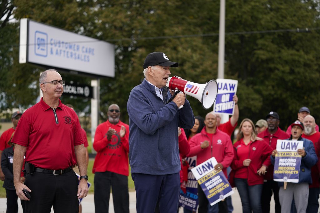 ΗΠΑ: Ο Μπάιντεν διαδήλωσε μαζί με απεργούς εργάτες της αυτοκινητοβιομηχανίας