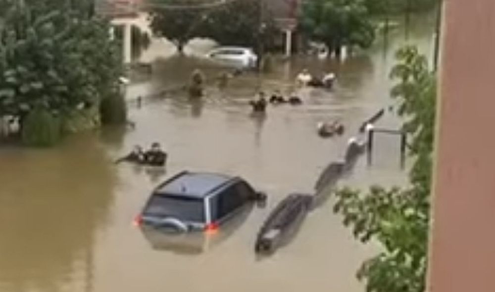 Εικόνες Αποκάλυψης και στην Αγία Τριάδα Καρδίτσας: Βυθισμένα στα λασπόνερα σπίτια και κάτοικοι (Video)