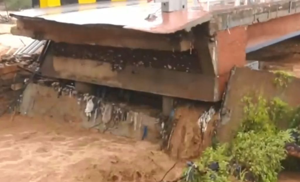 Κακοκαιρία Daniel: Κατέρρευσε και η γέφυρα του Ξηριά στον Αλμυρό (Video)