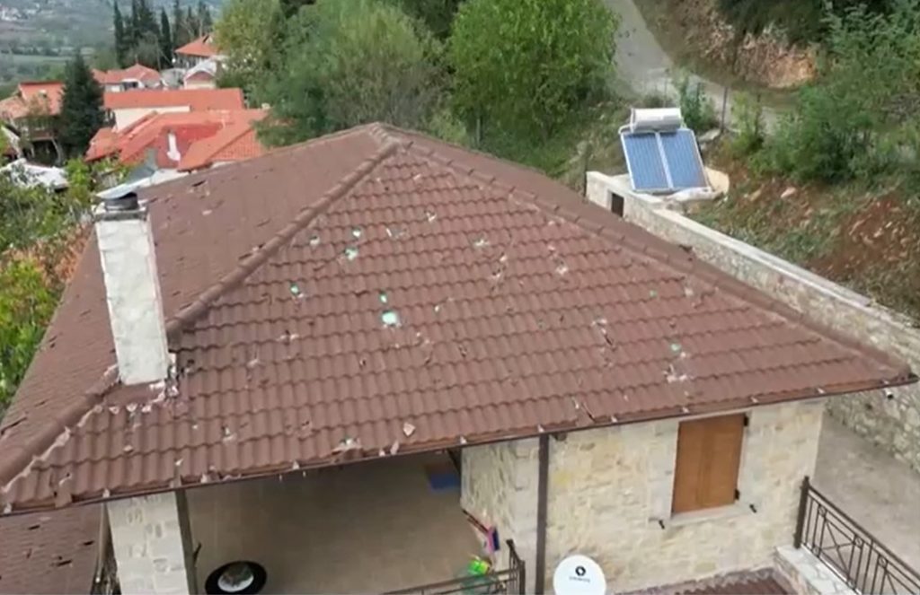 Κακοκαιρία Elias – Καλάβρυτα: Έπεσε στο κενό ενώ επισκεύαζε τη στέγη του σπιτιού του από τη χαλαζόπτωση