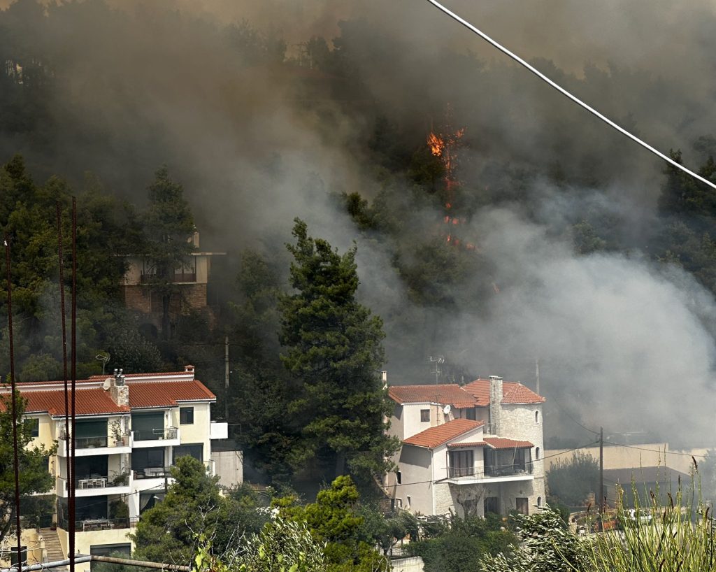Έφτασε κοντά σε σπίτια η φωτιά στη Σταμάτα – Περιορίζεται το μέτωπο (Photos-Video)