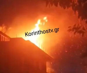 Συναγερμός στο Κιάτο: Ξέσπασε φωτιά από πτώση κεραυνού δίπλα σε κατοικίες (Video)