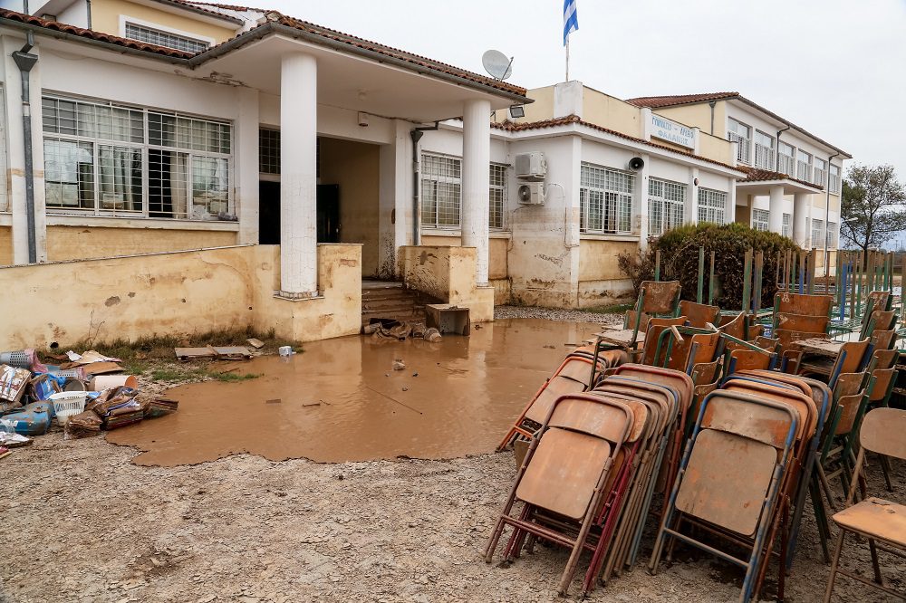 Κακοκαιρία: Κλειστά σχολεία και δημόσιες υπηρεσίες έως και Τετάρτη στη Θεσσαλία