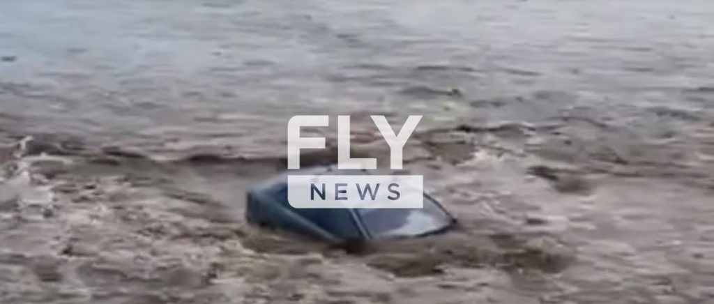 Τρομακτικές εικόνες στη Λακωνία: Αυτοκίνητα παρασύρθηκαν στη θάλασσα από τα ορμητικά νερά (Video)