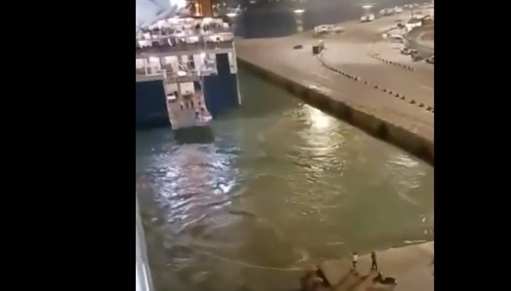 Βίντεο – γροθιά στο στομάχι: Ο 36χρονος Αντώνης πνίγεται και το πλοίο φεύγει (Πολύ σκληρές εικόνες)