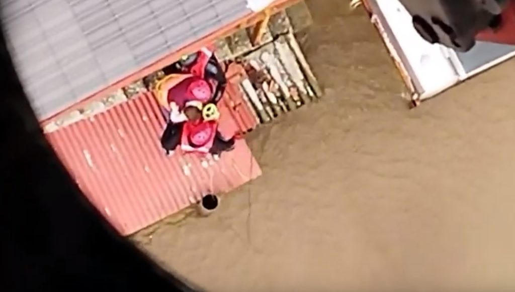 Καρδίτσα: Συγκλονιστικό βίντεο – Ελικόπτερο απεγκλωβίζει πατέρα με το παιδί του (Video)