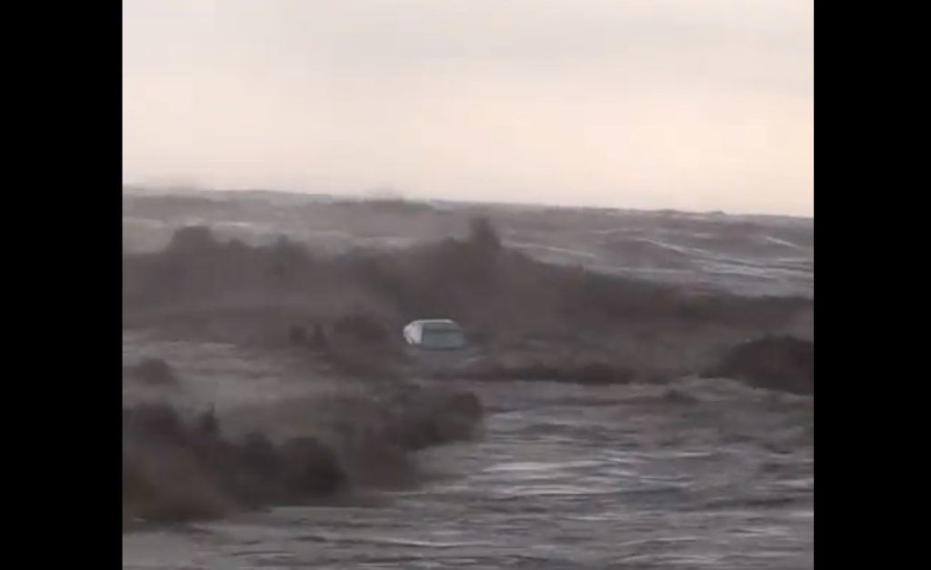 Άη Γιάννης Πηλίου – Η συγκλονιστική στιγμή που η θάλασσα «καταπίνει» αυτοκίνητα (Video)