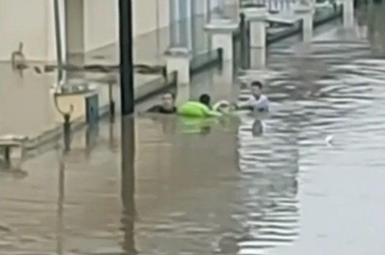 Συγκλονιστικές εικόνες στον Παλαμά Καρδίτσας: Πατέρας για να σώσει το παιδί του το έβαλε σε στρώμα θαλάσσης (Video)