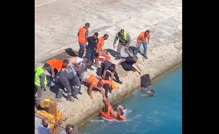 Τήνος: Γυναίκα έπεσε στη θάλασσα κατά την επιβίβαση πλοίου (Video)