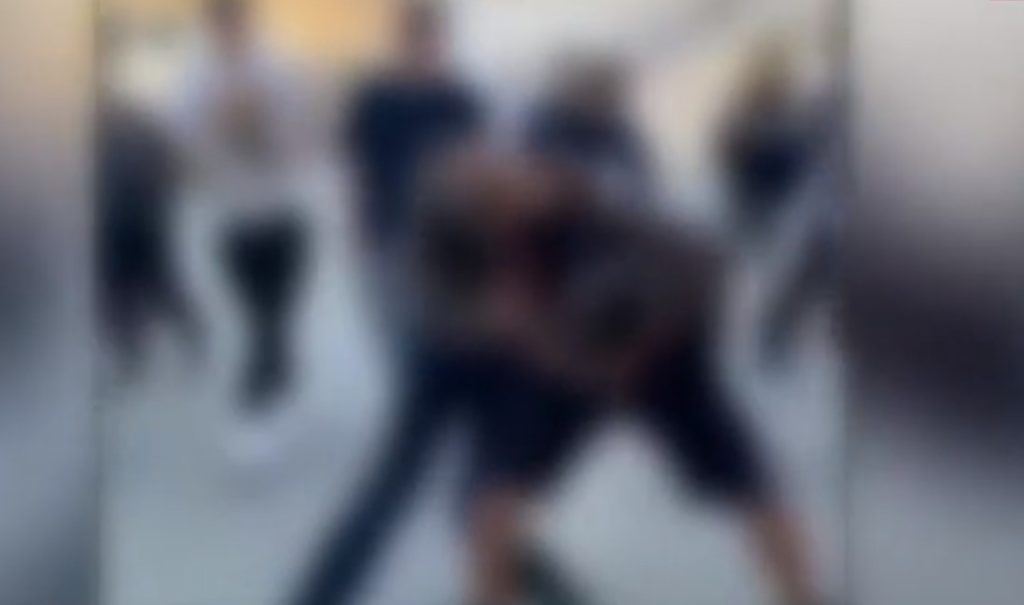 Άγριο bullying σε 13χρονο: Τον έδερναν ενώ οι συμμαθητές του φώναζαν «σκότωσέ τον» (Video)
