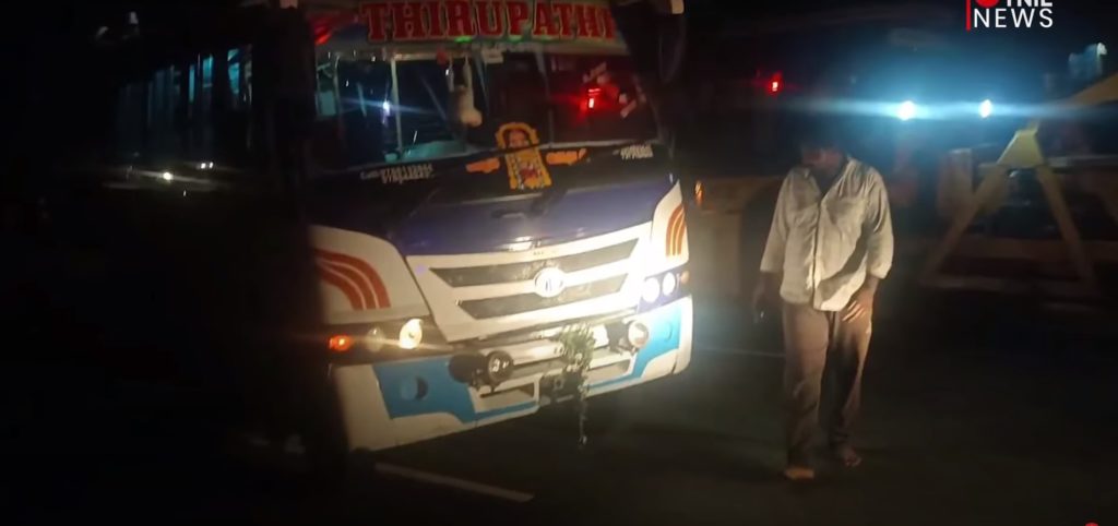 Τραγωδία στην Ινδία: Ακαριαίος θάνατος επτά γυναικών που καταπλακώθηκαν από λεωφορείο