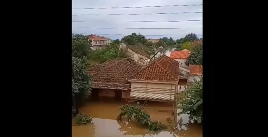Η στιγμή που σπίτι στον Παλαμά Καρδίτσας καταρρέει (Video)
