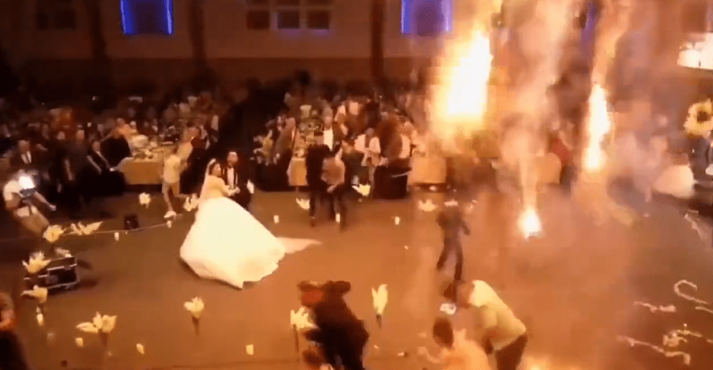 Η στιγμή που η οροφή σε γαμήλιο γλέντι παίρνει φωτιά – Νέο βίντεο από την τραγωδία στο Ιράκ
