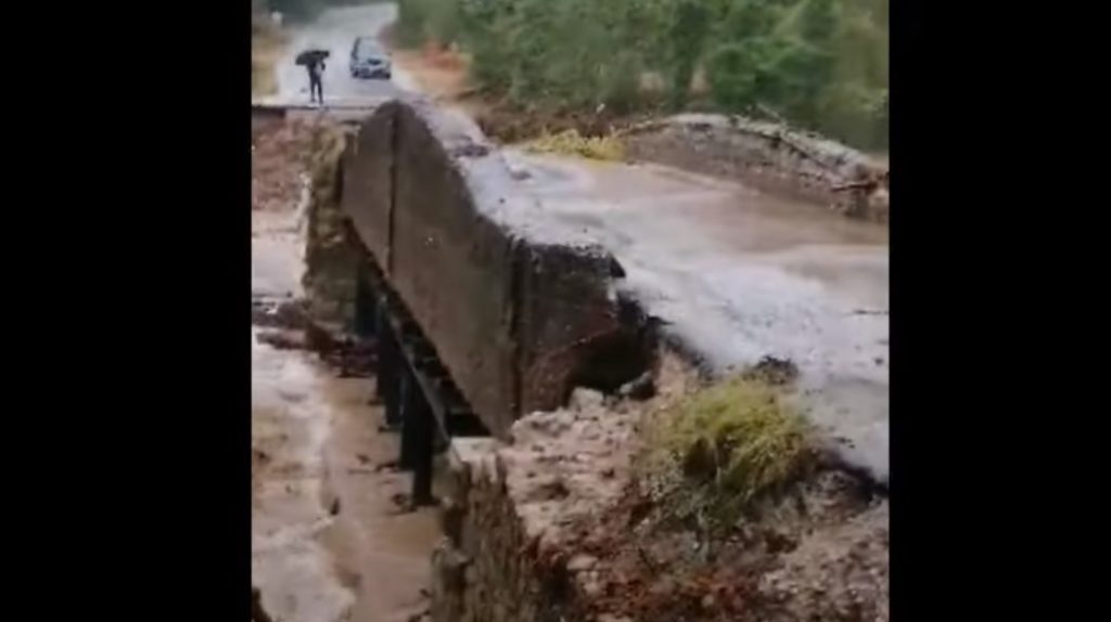 Μουζάκι: Έβαλαν υποστυλώματα σε γέφυρα για να περνούν ανεμογεννήτριες και κατέρρευσε ο δρόμος (Photos-Video)