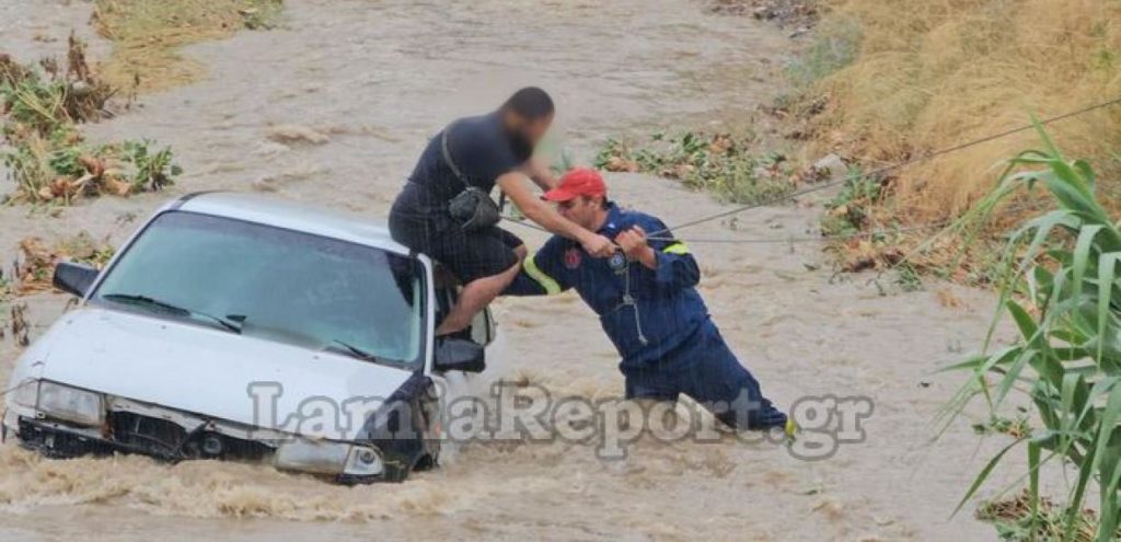 Στη δίνη της κακοκαιρίας Daniel και η Λαμία – Συγκλονίζει ο απεγκλωβισμός 43χρονου από χείμαρρο (Video & Photos)