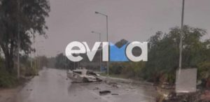 Κακοκαιρία Elias: «Έχουμε εγκλωβισμένους στην Εύβοια» &#8211; Βγήκαν&#8230; βάρκες στους δρόμους (Photos)