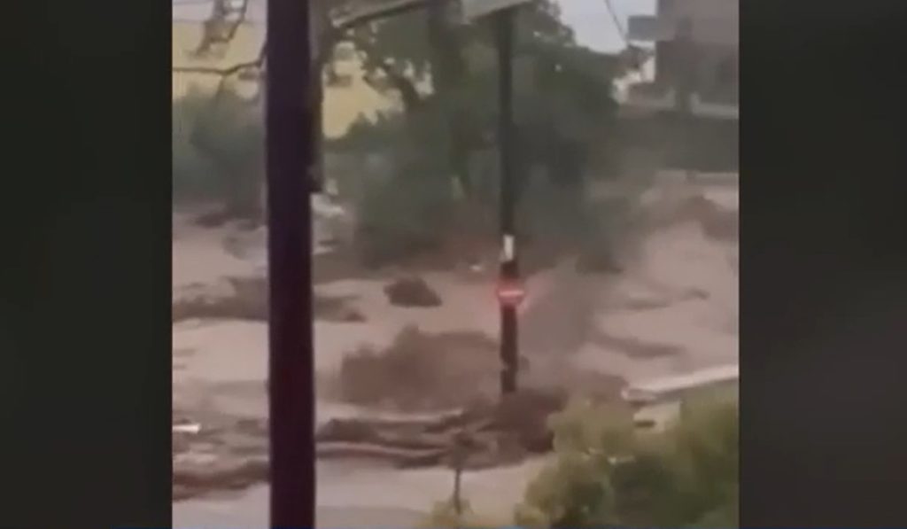 Κακοκαιρία «Elias»: «Το νερό στον δρόμο έχει φτάσει το ένα μέτρο» – Καμπανάκι από τον δήμαρχο Μαντουδίου (Video)