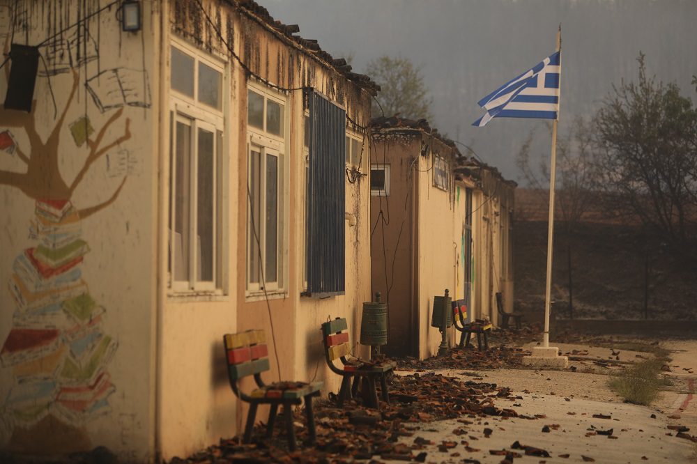 Πύρινη κόλαση σε 75 περιοχές – Εκτός ελέγχου οι φωτιές σε Εβρο και Κορινθία