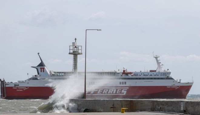 Ακινητοποιημένο το «Fast Ferries Andros» στη Ραφήνα με 734 επιβάτες λόγω σύγκρουσης με το «Αικατερίνη Π»