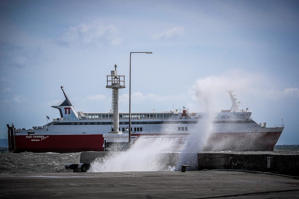 Ραφήνα: Στο λιμάνι έδεσε μετά από 18 ώρες το Fast Ferries Andros
