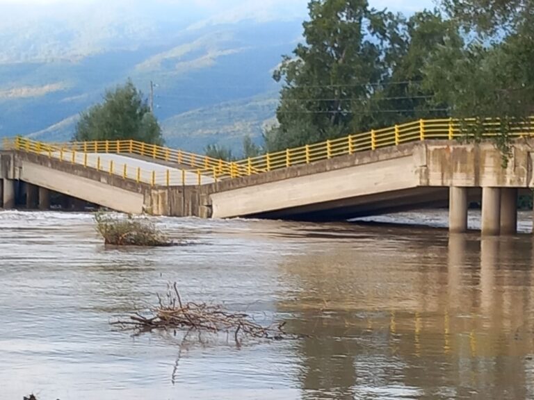 Πλημμύρες Θεσσαλία: Κατέρρευσε και η γέφυρα στον Παλαιόπυργο Λάρισας (Video)