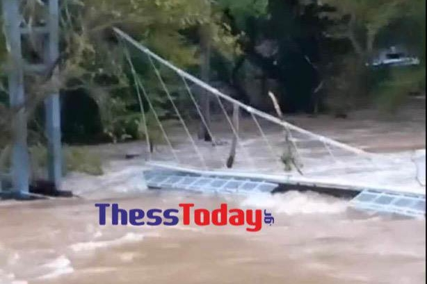 Συγκλονιστικό βίντεο: Θέμα ωρών η πλήρης κατάρρευση της κρεμαστής γέφυρα των Τεμπών (Video)