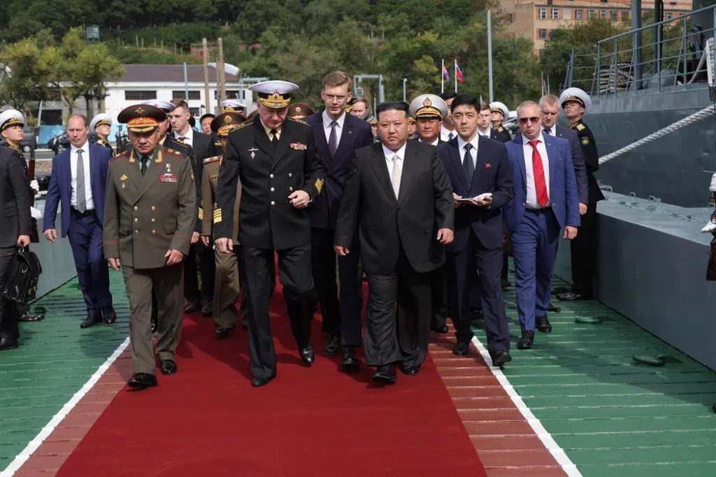 Ρωσία: Κιμ Γιονγκ Ουν και Σοϊγκού επισκέφθηκαν ρωσική φρεγάτα στον Ειρηνικό