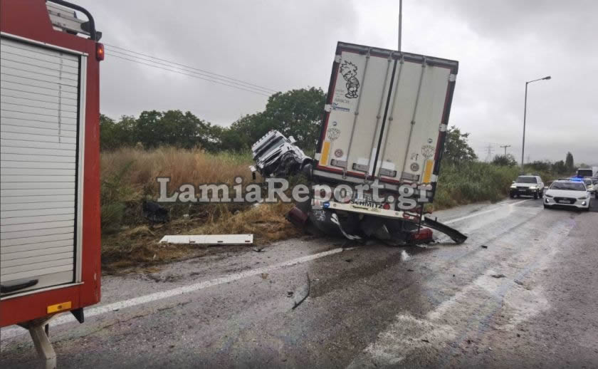 Λαμία: Τρομακτική σύγκρουση νταλίκας με δύο οχήματα – Μία οδηγός νεκρή και μία σοβαρά τραυματισμένη